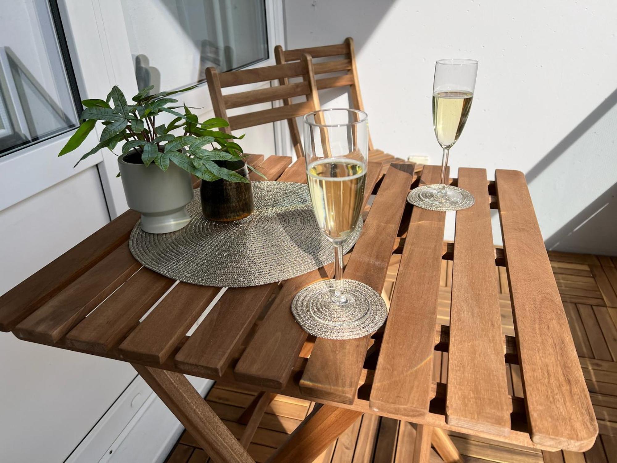 W&D Living - Fewo Kleines Italien Mit Parkplatz Und Balkon Celle Exterior foto